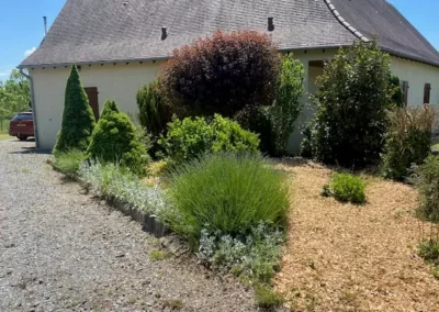 Tuin bij voordeur-Jardin devant la porte d'entrée-Garden in front of the front door
